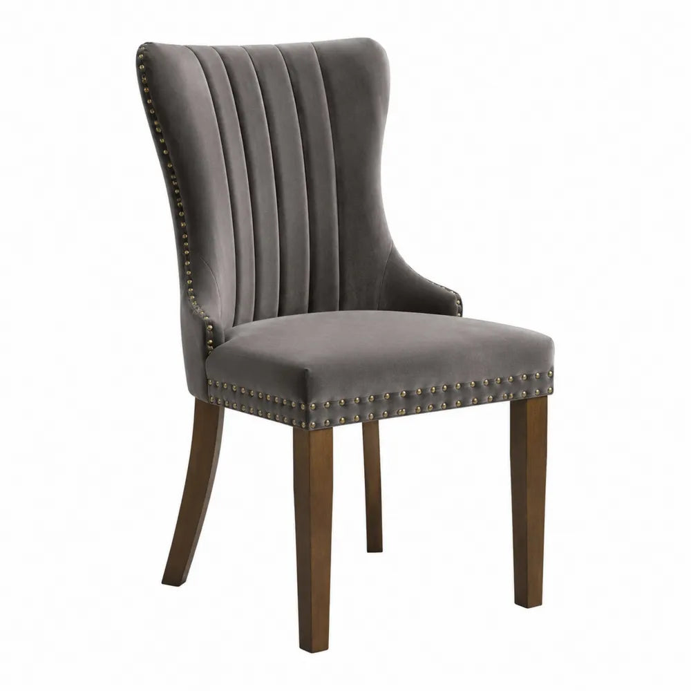 Sedia in velluto grigio con gambe in legno e borchie